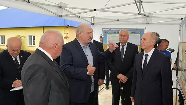 Рабочая поездка президента Александра Лукашенко в Ивьевский район Гродненской области - Sputnik Беларусь