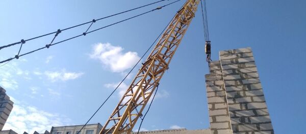 Кран задел стену на стройке в Пинском районе - Sputnik Беларусь