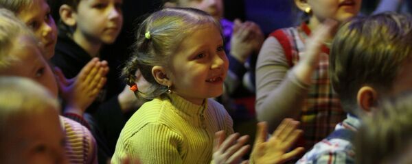 Дети смотрят спектакль  - Sputnik Беларусь