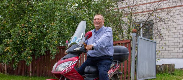 Врач из Ельска Анатолий Соловьев проехал на мопеде 16 тысяч километров по России - Sputnik Беларусь
