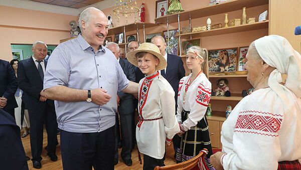 Президент Александр Лукашенко посетил Центр ремесел и выставку мастеров народного творчества в Ивье - Sputnik Беларусь