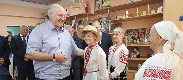 Прэзідэнт Аляксандр Лукашэнка наведаў Цэнтр рамёстваў і выставу майстроў народнай творчасці ў Іўе - Sputnik Беларусь