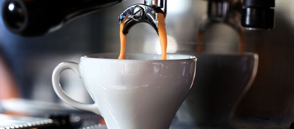 Кофе льется в чашку - Sputnik Беларусь