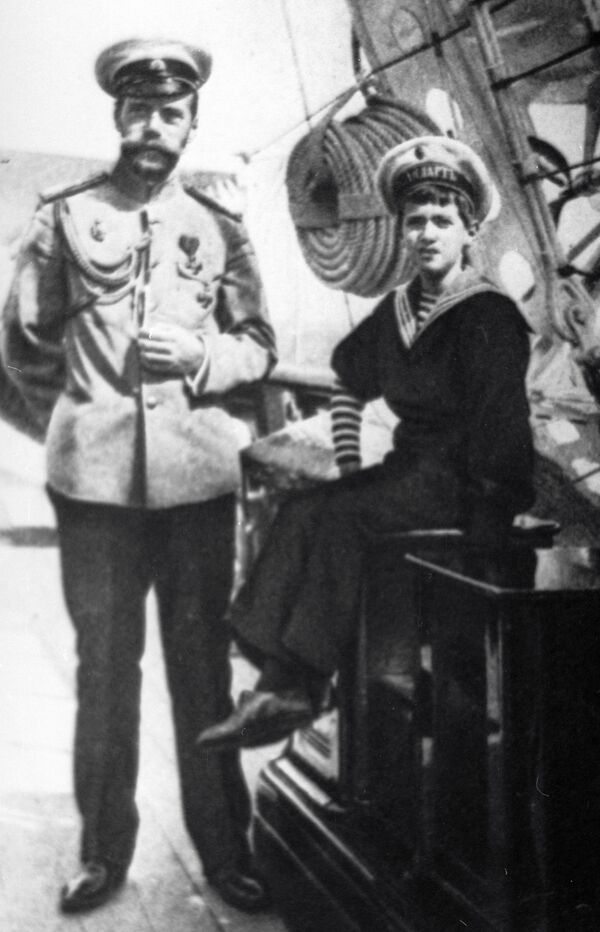 Российский император Николай II с сыном Алексеем стоят на палубе корабля. - Sputnik Беларусь