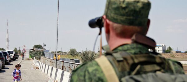 Пограничник на пункте пропуска Джанкой на границе России и Украины. - Sputnik Беларусь