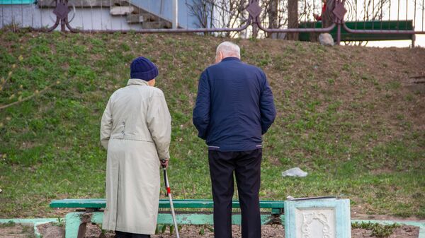 Пенсионеры в парке - Sputnik Беларусь