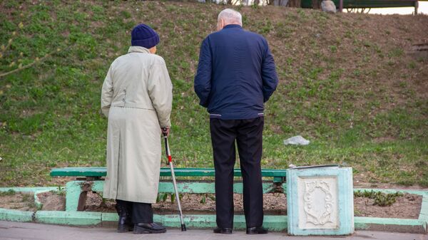 Пенсионеры в парке - Sputnik Беларусь