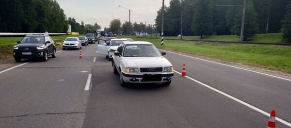 Водителя сбила машина, когда он доставал из багажника аварийный знак - Sputnik Беларусь