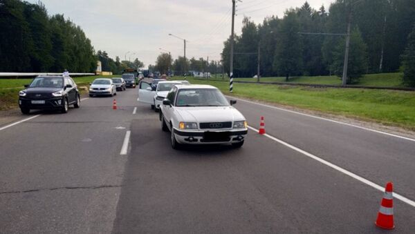 Водителя сбила машина, когда он доставал из багажника аварийный знак - Sputnik Беларусь