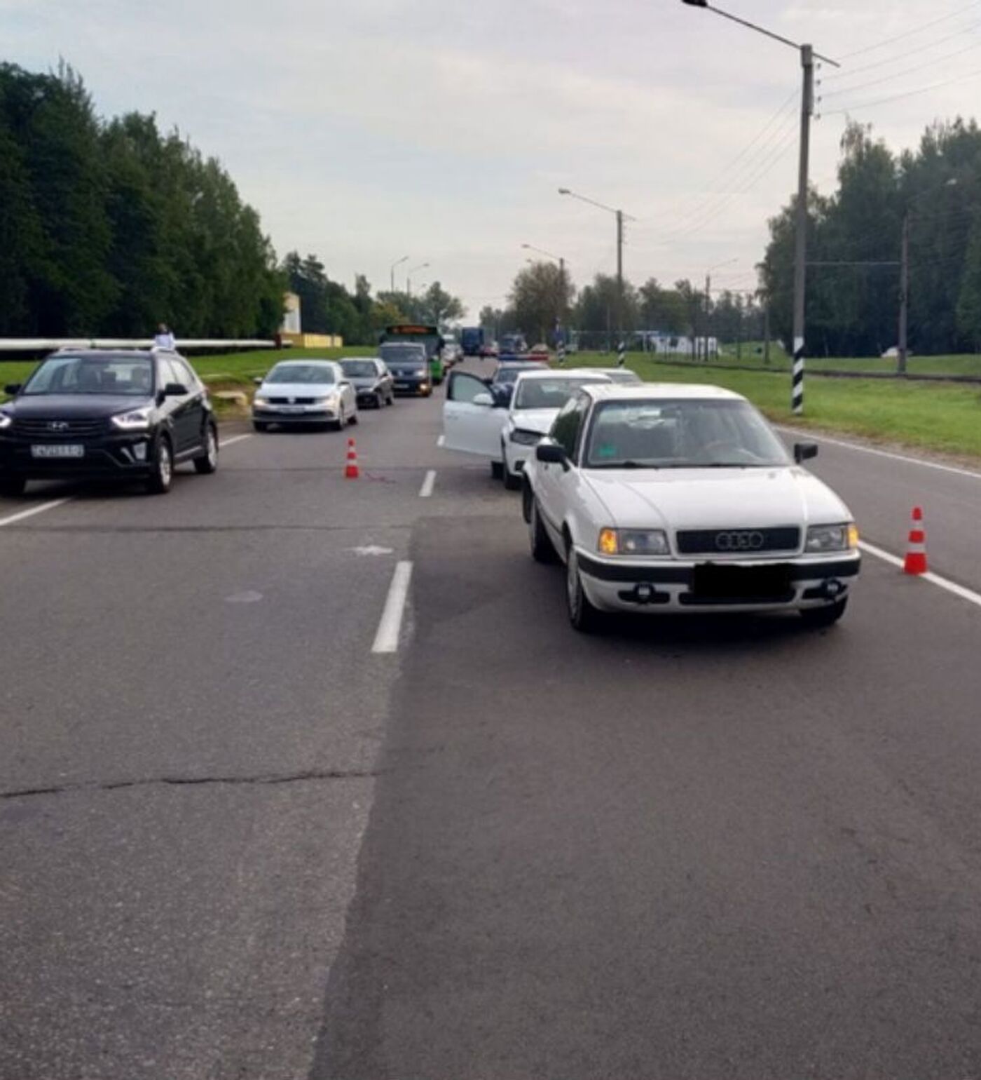 Водителя сбила машина, когда он доставал знак аварийной остановки -  22.08.2019, Sputnik Беларусь