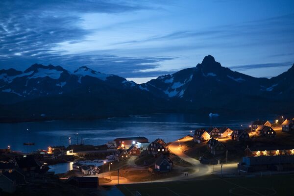 Вид на ночной город Ангмагссалик, иногда называемый Тасиилак — крупнейший населенный пункт в восточной Гренландии. - Sputnik Беларусь