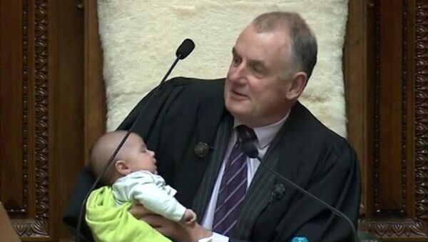 Спикер парламента Новой Зеландии нянчил младенца во время дебатов - Sputnik Беларусь