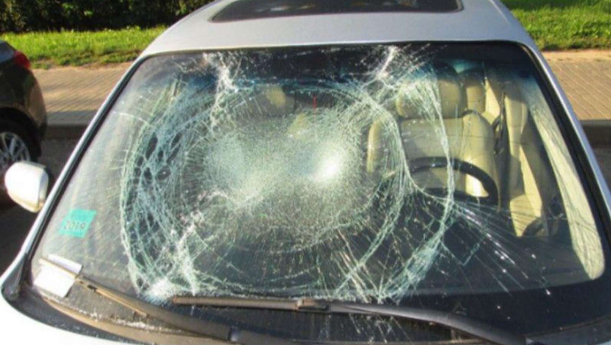 Разбитое лобовое стекло машины. Разбито лобовое стекло. Разбитые лобовые стекла. Треснутое лобовое стекло. Машина с разбитым стеклом.
