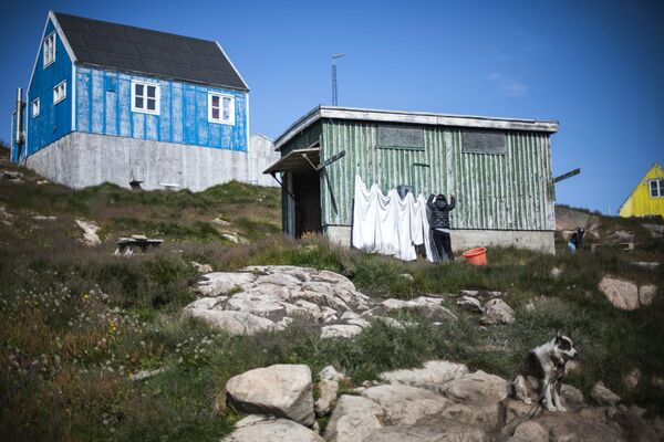 Уровень безработицы в Гренландии высокий, и многие жители зависят от туризма в дополнение к более традиционным занятиям охотой и рыболовством. - Sputnik Беларусь