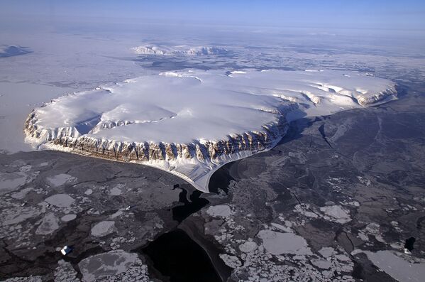 Снимок НАСА со спутника. Так ученые контролируют изменение толщины льда на мысе Атолл у побережья Гренландии.  - Sputnik Беларусь