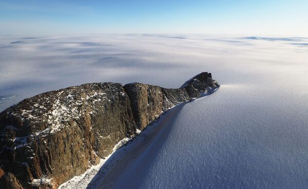 Гренландский ледяной щит занимает около 80% территории Гренландии. В связи с потеплением климата он уменьшается. Самое сильное таяние на острове было семь лет назад. Тогда гренландский щит, второй по величине в мире, терял в секунду более 14 тысяч тонн льда. В 2019 году только в июле Гренландия уже лишилась его в количестве 160 миллиардов тонн. Для сравнения, такого объема хватит заполнить 64 миллиона олимпийских бассейнов. - Sputnik Беларусь