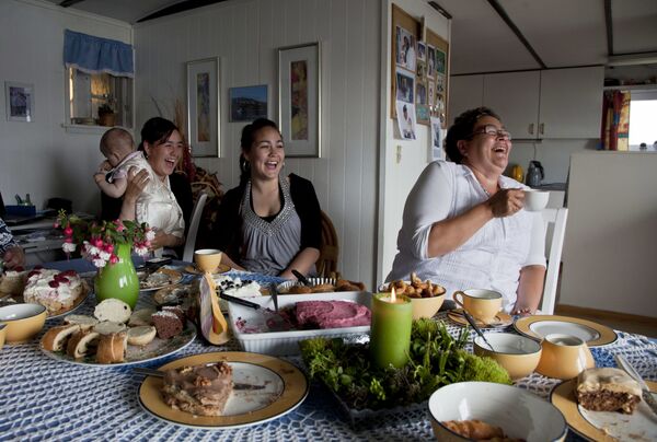 Женщины семьи инуитов в своем доме в Кекертарсуак на острове Диско. В последнее время специфические местные методы приготовления пищи все более отступают под натиском интернациональной кухни и фастфуда, однако до сих пор во всех магазинах острова в изобилии можно встретить множество разных продуктов, произведенных из сырья, добытого местными охотниками и приготовленного по местной традиции — строганину, замороженные или высушенные на ветру мясо и рыбу, водоросли, дикие корнеплоды, сок деревьев и даже некоторые виды мха. - Sputnik Беларусь