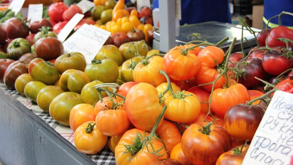 Продажа томатов на Комаровском рынке - Sputnik Беларусь