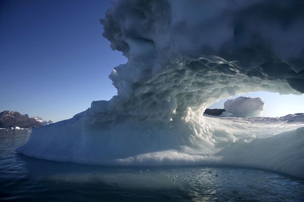 Отламываясь от ледника, айсберги уплывают в море. Таяние ледников Гренландии ускорилось почти в шесть раз с 80-х годов. - Sputnik Беларусь