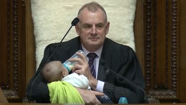 Главе парламента Новой Зеландии пришлось на заседании нянчить ребенка  - Sputnik Беларусь
