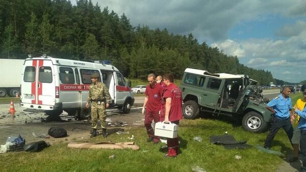 Сотрудники ГАИ и медики работают на месте аварии под Боровлянами - Sputnik Беларусь