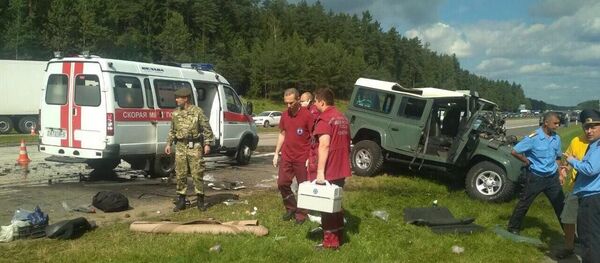 Сотрудники ГАИ и медики работают на месте аварии под Боровлянами Сотрудники ГАИ и медики работают на месте аварии под Боровлянами - Sputnik Беларусь