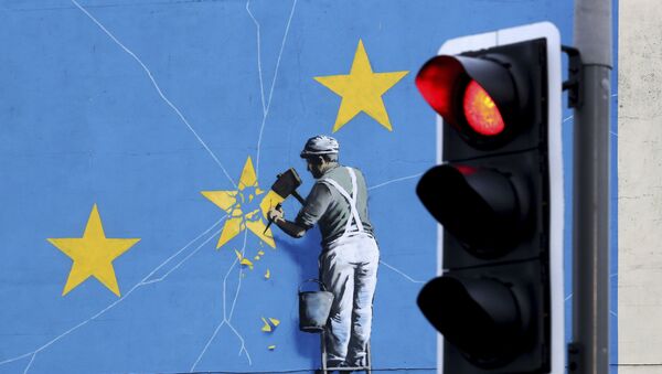 Элемент фрески с изображением флага ЕС  британского хдожника Бэнкси в порту Дувра - Sputnik Беларусь