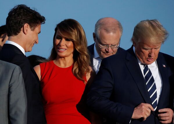 Меланья Трамп обратилась к стоящему справа от нее премьер-министру Канады Джастину Трюдо - Sputnik Беларусь