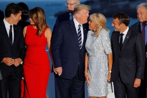 Президент Франции Эммануэль Макрон и американский лидер Дональд Трамп предложили своим женам стать рядом - Sputnik Беларусь