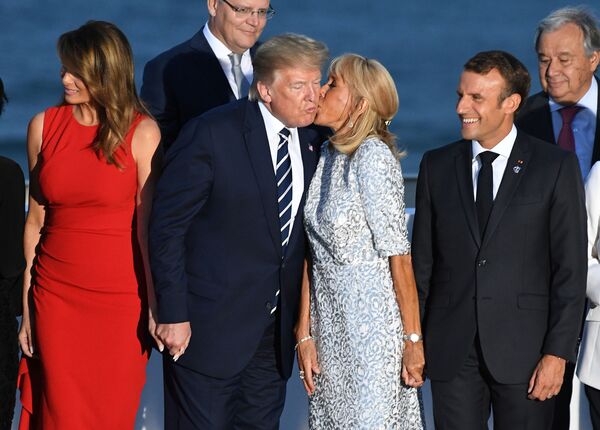 Брижит Макрон и Дональд Трамп обменялись приветственными поцелуями - Sputnik Беларусь
