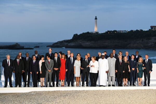 24 лидера стран и международных организаций собрались во французском Биаррице на фоне океана и маяка для того, чтобы сделать фотографию в конце второго дня саммита G7 - Sputnik Беларусь