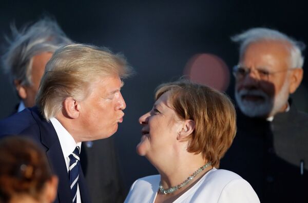 Трамп сложил губы уточкой и потянулся к канцлеру Германии Ангеле Меркель - Sputnik Беларусь
