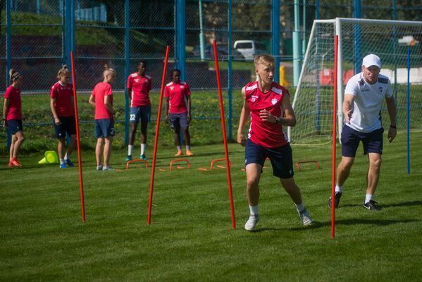 Женская футбольная команда Минск на тренировке - Sputnik Беларусь