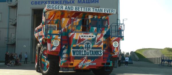 Танковый камуфляж нанесли на 90-тонный БелАЗ - Sputnik Беларусь