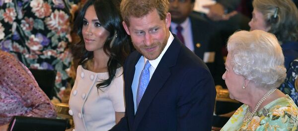 Британская королева Елизавета II, принц Гарри и Меган, герцогиня Сассексская - Sputnik Беларусь