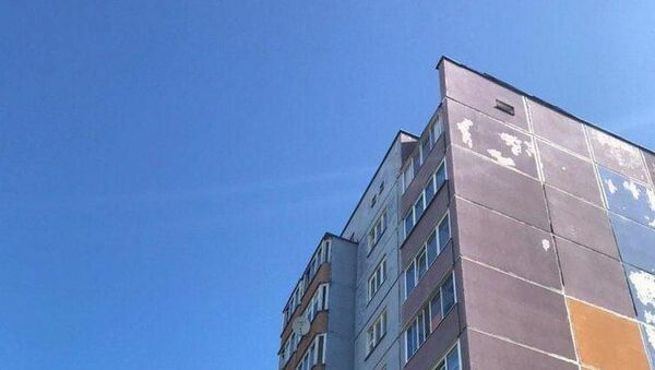 Парень пытался спрыгнуть с балкона многоэтажки, его отговорила милиция - Sputnik Беларусь