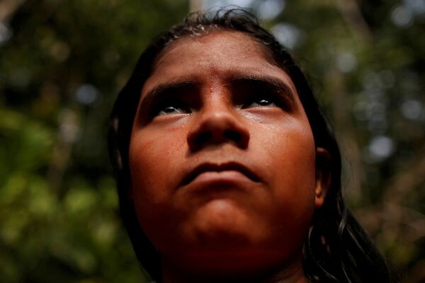 Местный житель по имени Педро Мура из племени Мура на сожженной земле коренных народов в тропических лесах Амазонки  - Sputnik Беларусь