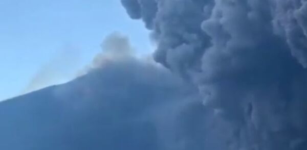 Извержение вулкана Стромболи началось в Италии - Sputnik Беларусь