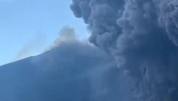 Извержение вулкана Стромболи началось в Италии - Sputnik Беларусь