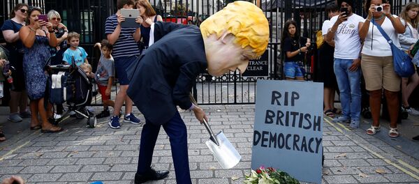 Мужчина в маске Бориса Джонсона протестует на Даунинг-стрит в Лондоне, 28 августа 2019 года - Sputnik Беларусь