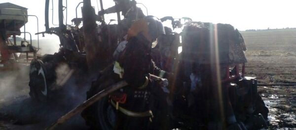 На поле в Гомельском районе сгорел трактор На поле в Гомельском районе сгорел трактор - Sputnik Беларусь