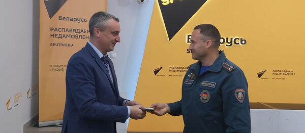 Вручение нагрудного знака ГУУР МВД РБ За профессиональные успехи сотруднику РОСН МЧС  РБ Виталию Медведскому - Sputnik Беларусь