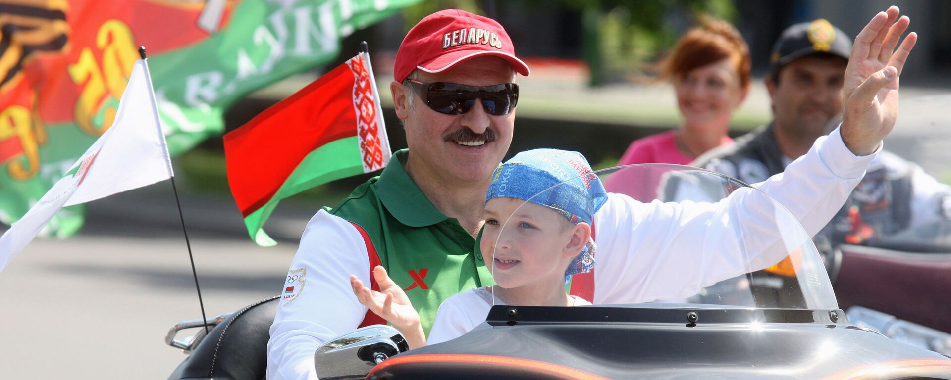 Александр Лукашенко с сыном Николаем на байке - Sputnik Беларусь, 1920, 31.08.2022