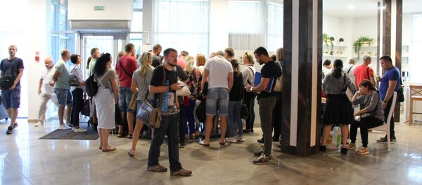 Целый день в холле бизнес-центра многолюдно - все спешат впрыгнуть в последний вагон - Sputnik Беларусь