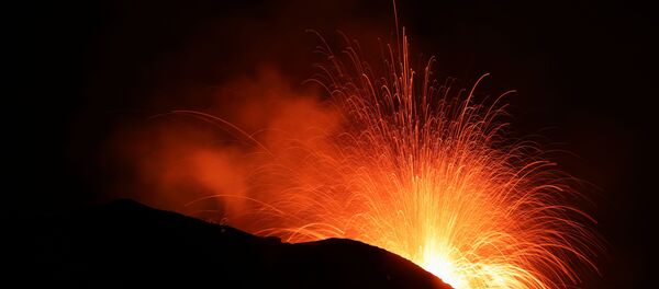 Новое извержение вулкана Стромболи произошло в Италии  - Sputnik Беларусь