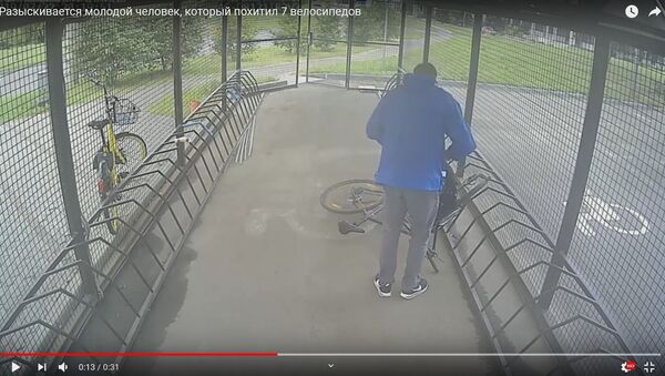 Перекусил трос и уехал: милиция ищет похитителя велосипедов - видео - Sputnik Беларусь