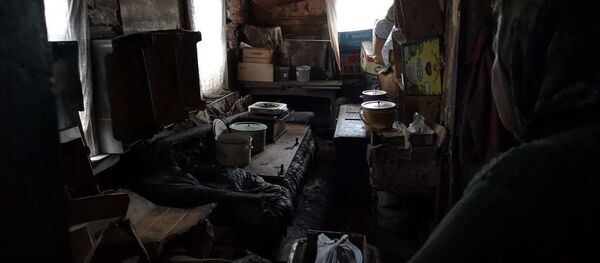 В Витебске волонтеры помогают одинокой бабушке - Sputnik Беларусь