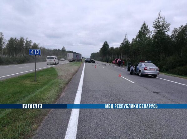 Mercedes влетел в микроавтобус на трассе М1: участники ДТП в больнице - Sputnik Беларусь