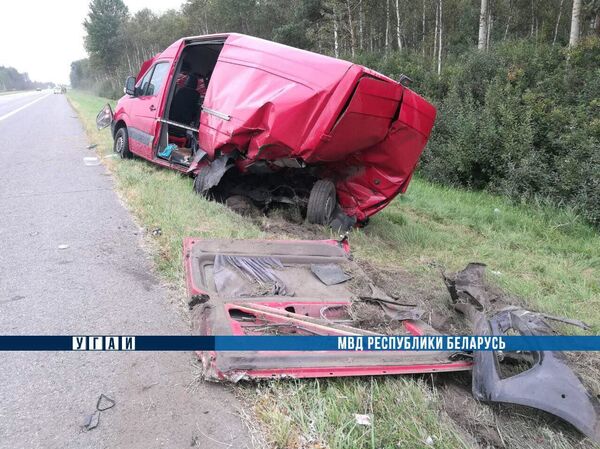 Mercedes влетел в микроавтобус на трассе М1: участники ДТП в больнице - Sputnik Беларусь