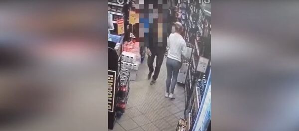 Преступный шопинг: в Минске задержана парочка с сумкой-невидимкой Преступный шопинг: в Минске задержана парочка с сумкой-невидимкой - Sputnik Беларусь